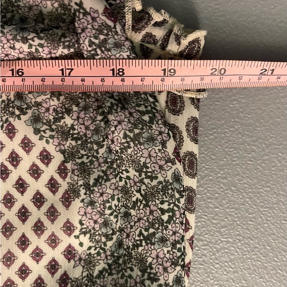 Floral ruffle split neck blouse, size M - Picture 12 of 12